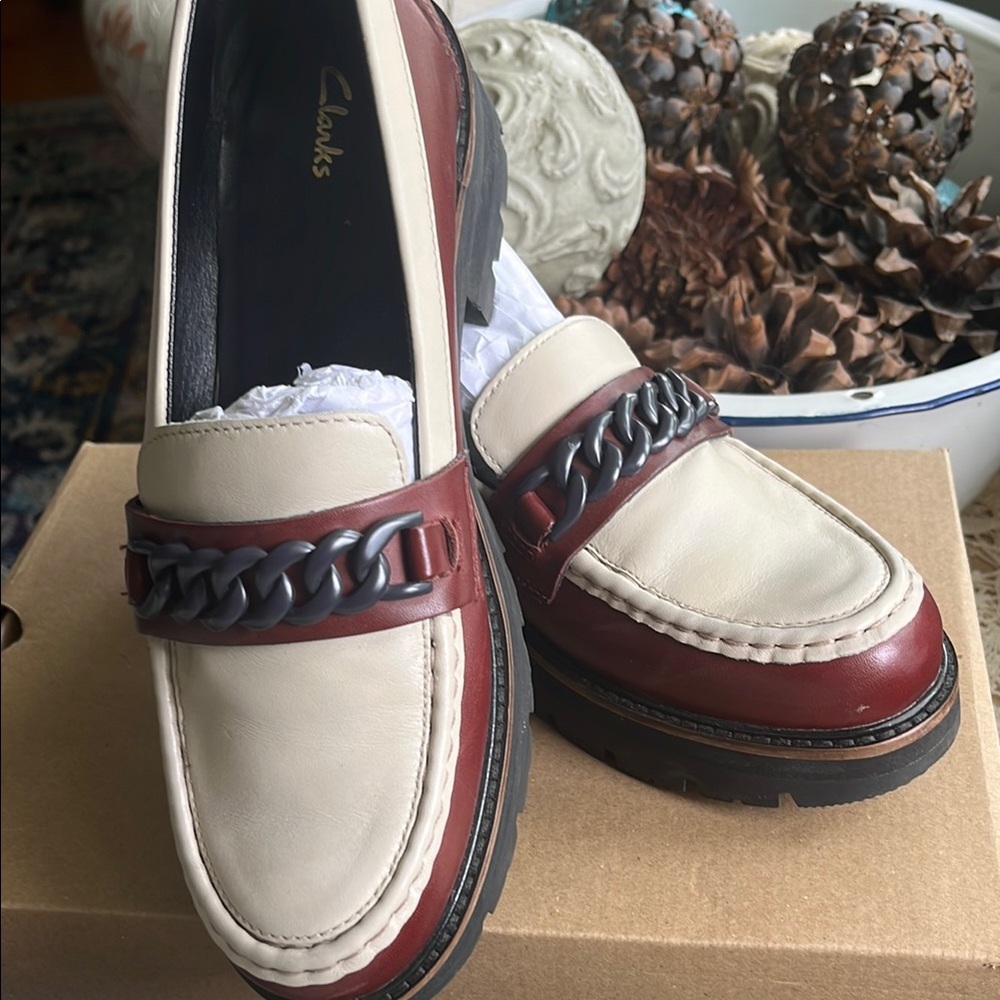 Clarks Two-Tone Loafers with Chain Detail size 9M